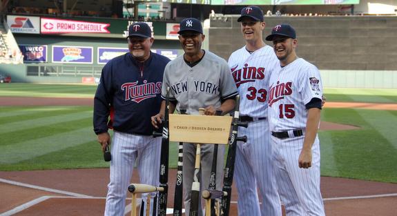 The Twins gave Mo a chair made out of broken bats. Genius. (Photo via @Twins)